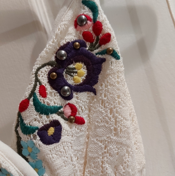 NWOT, Guess | Top w/ Straps & Floral Embroidery - Picture 5 of 11